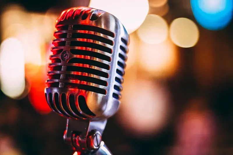 🎤 Host/Animador para Shows en Vivo — Cabaret PV